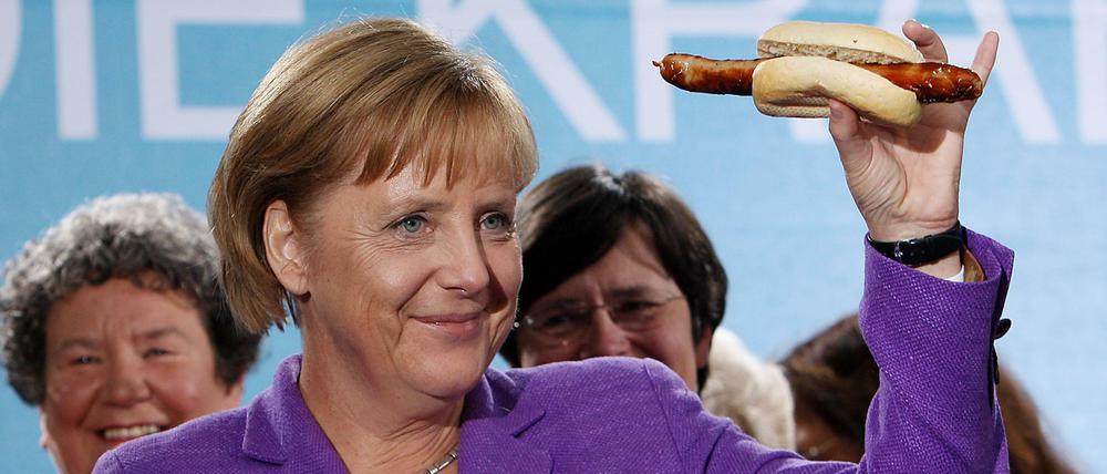 Die Bratwurst ist schon immer Angela Merkels Favorit - hier 2009 in Thüringen.