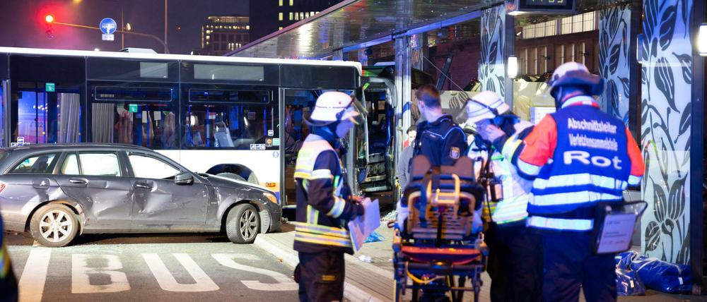 Ein beschädigter Pkw und ein beschädigter Bus stehen nach einem Unfall am Hauptbahnhof in Wiesbaden.