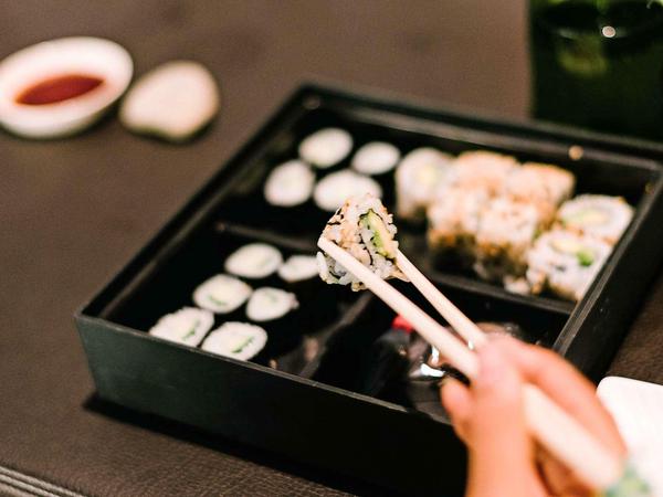 Am Ende des Kurses darf jedes Kind sein selbst gemachtes Sushi in der Bento-Box mit nach Hause nehmen.