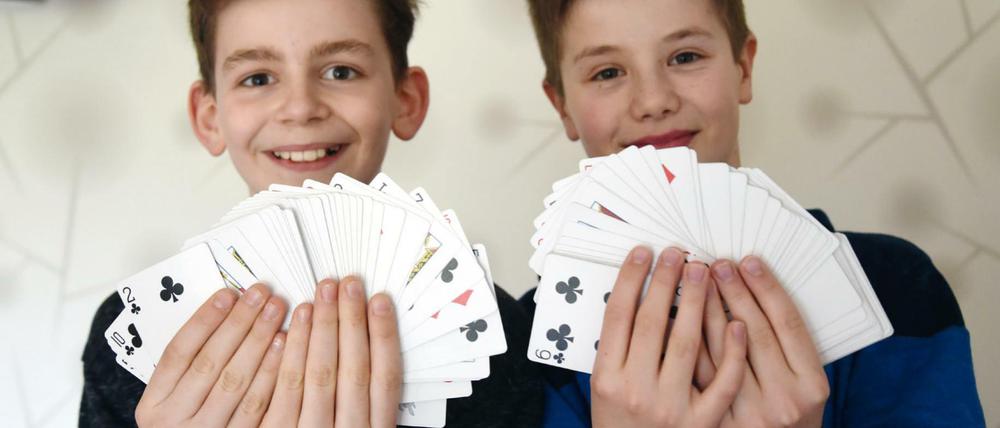 Theo Ziegenhagen, 12, erklärt hier wie er mit Karten trickst.
