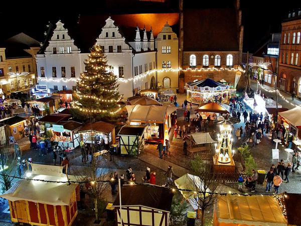 Am dritten Adventswochenende strömen Besucher zum Stendaler Weihnachtsmarkt.