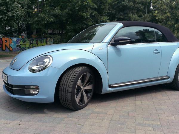 Auch geschlossen ganz schick: Das Verdeck macht einen sehr hochwertigen Eindruck und das VW Beetle Cabrio zum Ganzjahresauto.