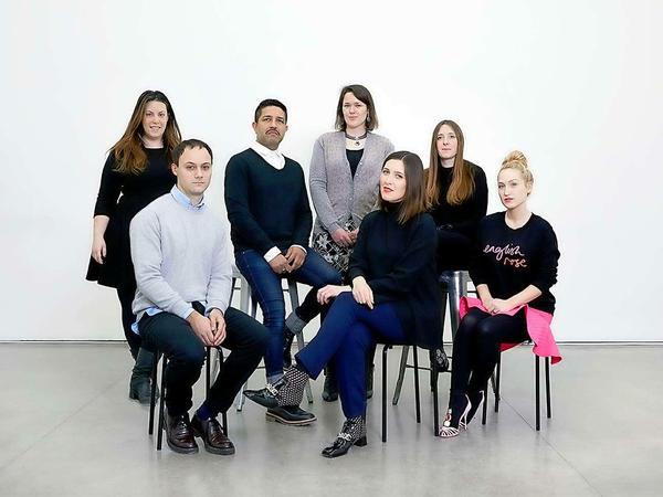 Hier die Designer von links nach rechts: Mary Katrantzou, Michael van der Ham, Osman Yousefzada, Holly Fulton, Emilia Wickstead, Amy Powney and Sophia Webster. 