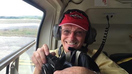 Tony Wheeler ist immer im Einsatz für den "Lonely Planet", hier in einem Helikopter in Guatemala.