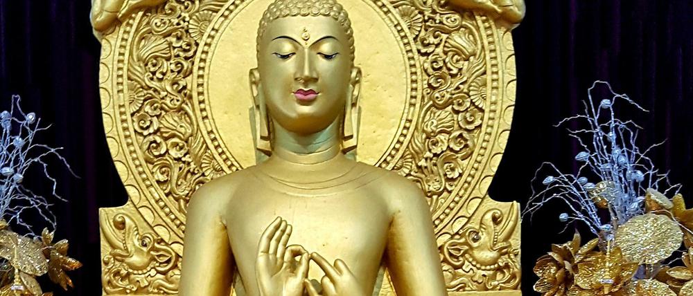 Der goldene Buddha in Mulagandhakuti Vihara zeigt die Prediger Geste, die an Gautamas erste Lehre in Sarnath erinnert. 