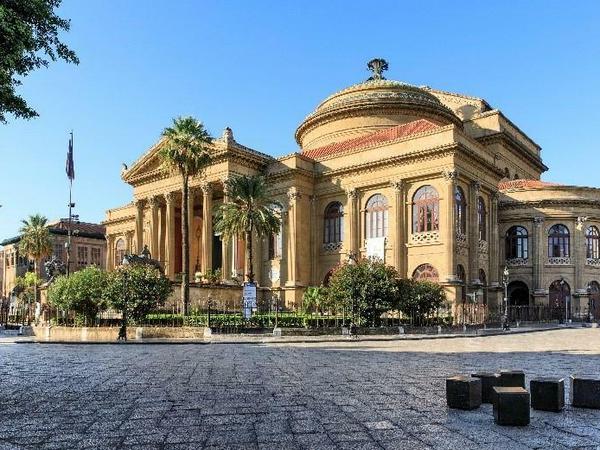 Im Teatro Massimo trifft sich die Gesellschaft Palermos, um Opern und Klatschgeschichten zuzuhören.