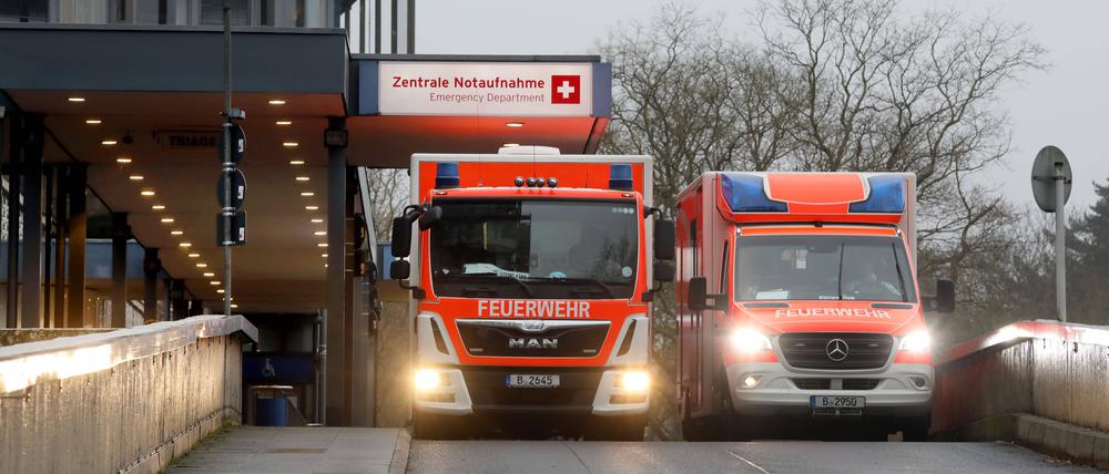 Rettungswagen vor der Notaufnahme am Benjamin-Franklin-Krankenhaus in Berlin-Steglitz.