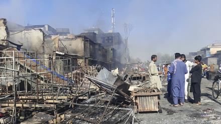 Menschen inspizieren am 8. August die Trümmer von Geschäften, die bei Kämpfen zwischen den Taliban und afghanischen Sicherheitskräften zerstört wurden. Die militant-islamistischen Taliban haben die Provinzhauptstadt Kundus im Norden des Landes eingenommen.