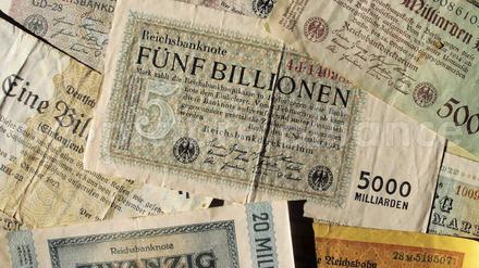 Eine Reichsbanknote über fünf Billionen Mark vom November 1923 und andere Banknoten.