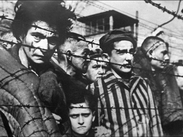 Häftlinge am Tag der Befreiung.