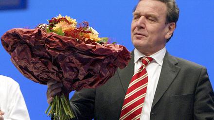 Vielen Dank für die Blumen: Mit das Schwierigste im Leben ist die Selbstbeurteilung. Hier freut sich Gerhard Schröder beim SPD-Parteitag 2003.