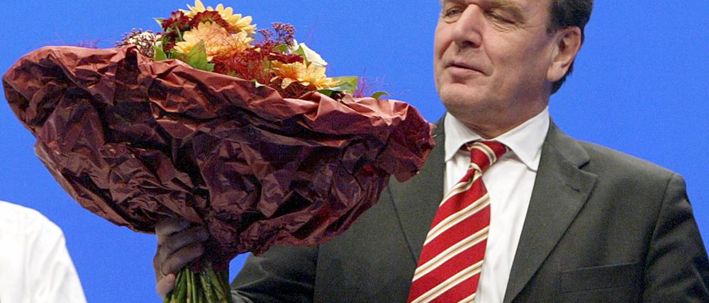 Vielen Dank für die Blumen: Mit das Schwierigste im Leben ist die Selbstbeurteilung. Hier freut sich Gerhard Schröder beim SPD-Parteitag 2003.