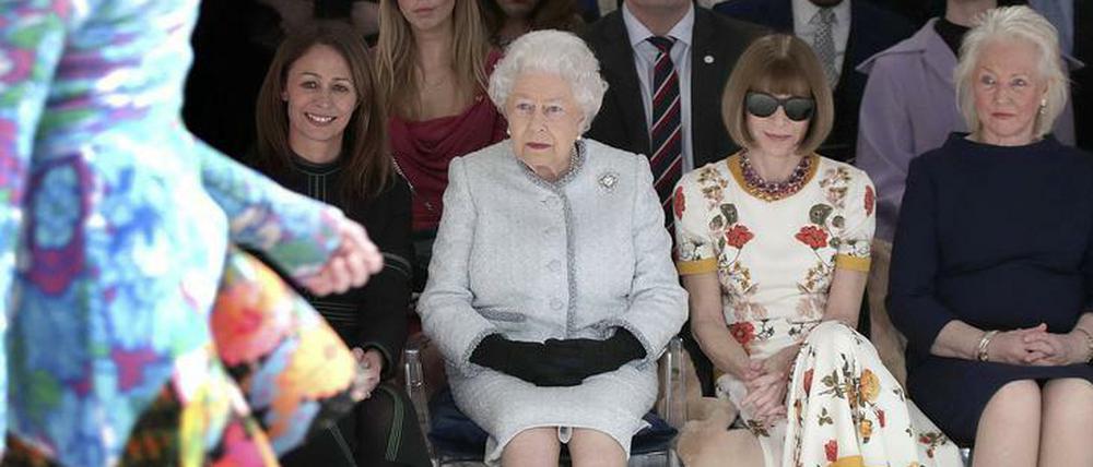 Girls just wanna have fun: Die Queen sitzt neben Anna Wintour, die seit zwanzig Jahren die Chefin der amerikanischen Vogue ist.