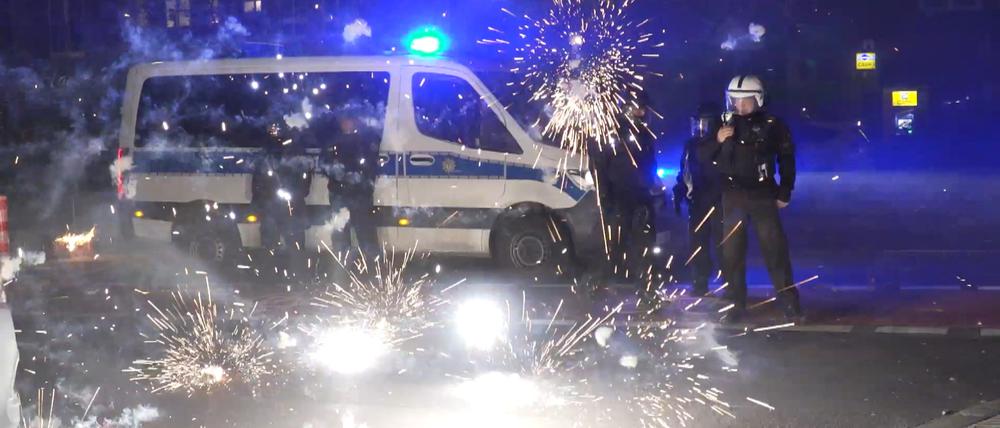 Ein Polizeiwagen, der an Silvester in Berlin von Unbekannten angegriffen wurde.
