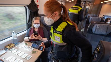 Katharina Ruthard vom Sicherheitsteam der Deutschen Bahn kontrolliert in einem ICE die Einhaltung der 3G-Regelungen.