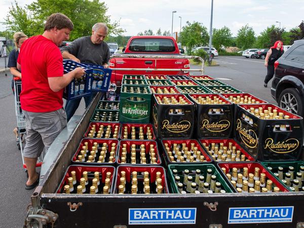 Bürger aus Ostritz kaufen das ganze Bier eines Supermarkts auf, damit die Neonazis es nicht bekommen.