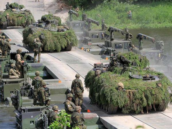 Nato-Truppen üben in Litauen das Überqueren von Flüssen mit Kampfpanzern.