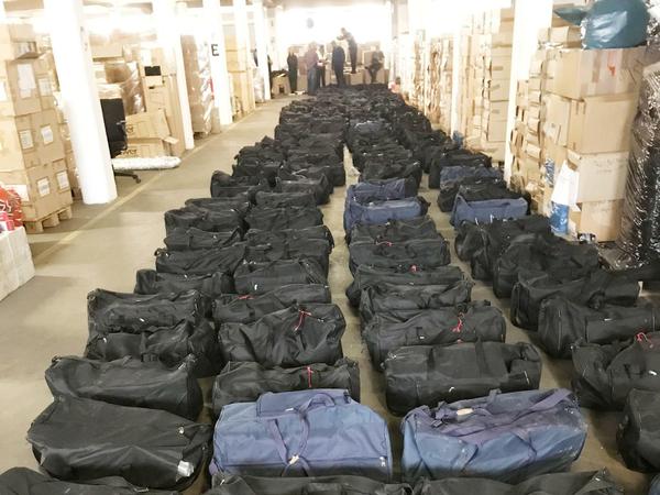 Die Reisetaschen voller Kokain liegen in einem Lagerraum des Zoll Hamburg. 