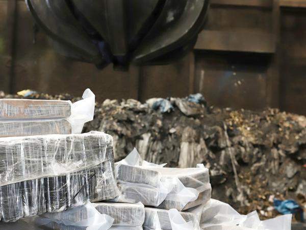 Pakete mit Kokain werden in einer Müllverbrennungsanlage vernichtet. 