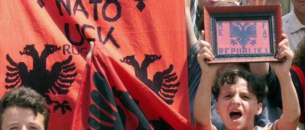 Im Juni 1999 jubeln albanische Kinder im Süden Mitrovicas in Kosovo. Die Nato unterstützte die nationalistische UCK im Kosovokrieg. 