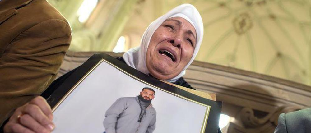 Verzweifelt. Die Mutter von Tahir Özbek hält eine Bild ihres getöteten Sohnes auf dem Gerichtsflur.