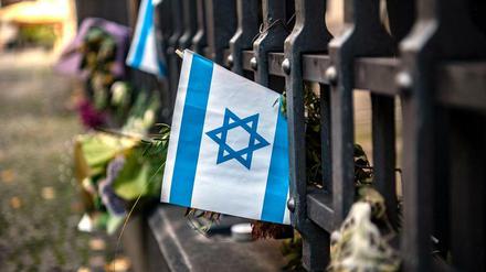 Eine israelische Fahne an einem Gitter vor der Neuen Synagoge in Berlins Oranienburger Straße.