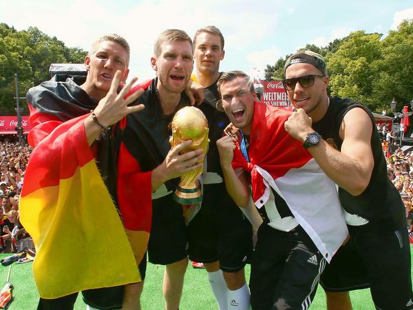 Dass Deutschland Weltmeister wurde, liegt auch daran, dass es seit Jahren die besten Talente gezielt sucht - und findet. Doch inzwischen nimmt der Wettbewerb um die besten Jungspieler bedenkliche Züge an.