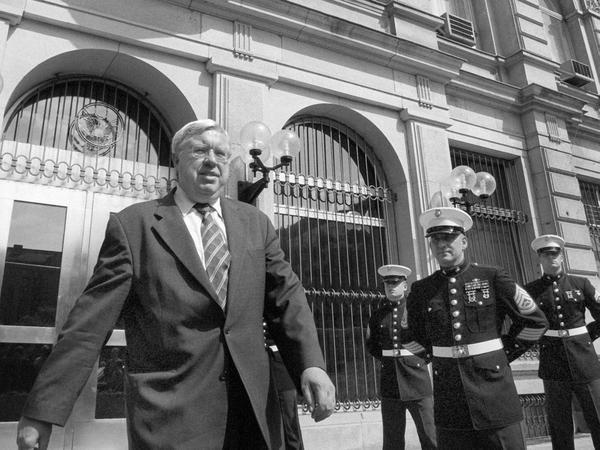 John Kornblum 1999 vor seinem neuen Dienstsitz in Mitte nach der Verlegung der US-Botschaft von Bonn nach Berlin. 