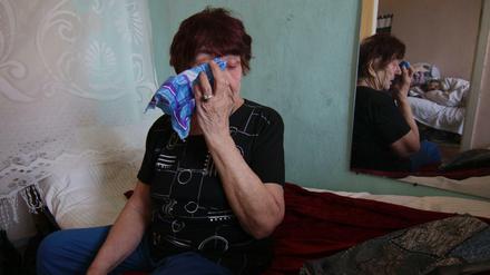Weinen um die Heimat: Seit ihrer Flucht aus dem Kriegsgebiet im Donbass lebt diese Frau in einem Flüchtlingslager im ukrainischen Mariupol.
