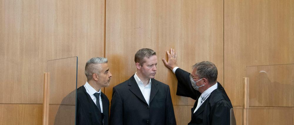 Der Hauptangeklagte Stephan Ernst steht vor Verhandlungsbeginn zwischen seinen Verteidigern Mustafa Kaplan (l) und Frank Hannig.
