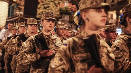 Ukrainische Soldatinnen bei einer Übung zu einer Militärparade in Kiew.