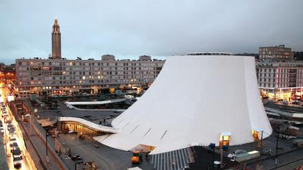 Poesie in Beton. Der Stadtkern mit Oscar Niemeyers Kulturzentrum "Le Volcan". Im Hintergrund die Kirche St.-Joseph.