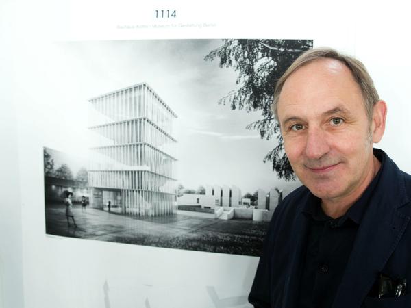 Volker Staab vor seinem Sieger-Entwurf im Wettbewerb "Bauhaus-Archiv / Museum für Gestaltung, Berlin".