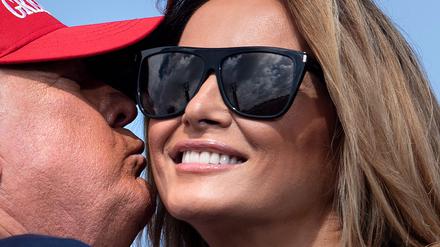 Feste Beziehung. Auf einer Wahlkampfveranstaltung in Florida gibt Donald Trump seiner Frau Melania ein Küsschen.
