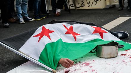 Ein Syrer protestiert in Berlin gegen den Krieg in Syrien.