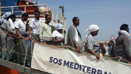 Die Organisation SOS Mediterranee fährt auf Rettungsmission ins Mittelmeer. Hier im Hafen von Lampedusa.