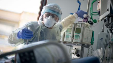 Mehr als 14.800 Corona-Infizierte mussten seit Pandemiebeginn in Brandenburg in Krankenhäusern behandelt werden.