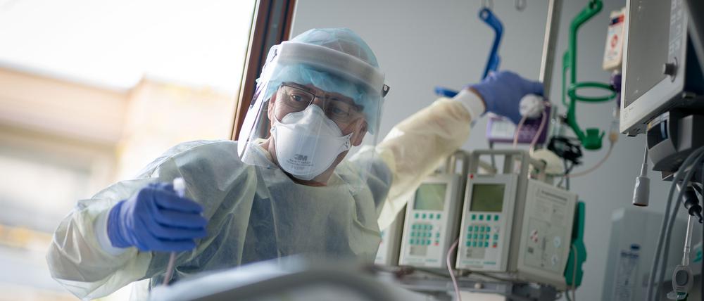 Ein Arzt auf einer Intensivstation des Krankenhauses Bethel in Berlin bei einer an Covid-19 erkrankten Patientin.