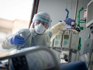 Ein Intensivpfleger in der Corona-Pandemie.