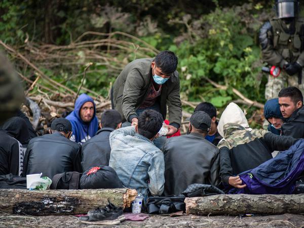 Druckmittel. Seit neun Wochen sind afghanische Flüchtlinge zwischen belarussischen und polnischen Grenzschützern eingekesselt.