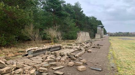 Sturmtief „Ylenia“ hat Teile der 1937 errichteten und weitgehend original erhaltenen Lagermauer des KZ Sachsenhausen zerstört.