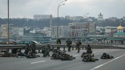Soldaten der ukrainischen Nationalgarde am 25. Februar auf einer Brücke im Zentrum von Kiew.