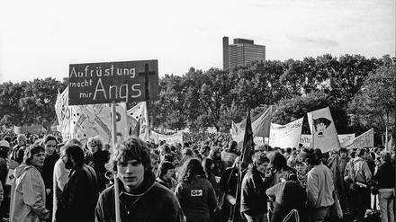Bonn, 10.10.1981. Rund 300000 Menschen protestieren gegen die Aufstellung neuer Atomraketen.  