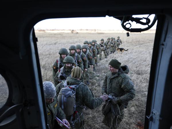 Russische Soldaten besteigen bei einer Übung Anfang März in der Region um Kaliningrad einen Helikopter. Das Bild stammt von der staatlichen Agentur Tass.