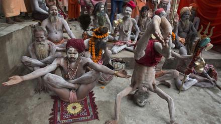 In Gauhati (Indien) praktizieren Sadhus ("heilige Männer") Yoga fast nackt. In Berlin tragen Männer lieber Shorts und T-Shirt. 