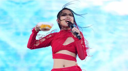 Die thailändische Rapperin Milli verzehrte auf dem Coachella Festival genüsslich eine Schüssel Mango-Klebreis.