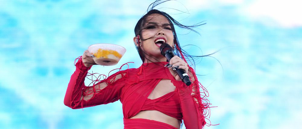 Die thailändische Rapperin Milli verzehrte auf dem Coachella Festival genüsslich eine Schüssel Mango-Klebreis.
