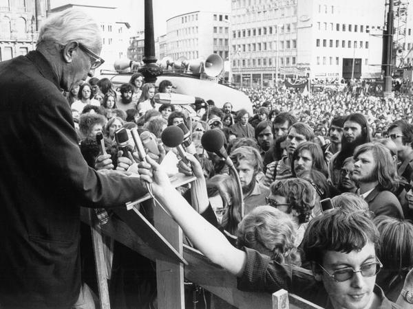 Herbert Marcuse spricht während einer Kundgebung des Angela-Davis-Solidaritätskomitees am 3. Juni 1972 auf dem Frankfurter Opernplatz.