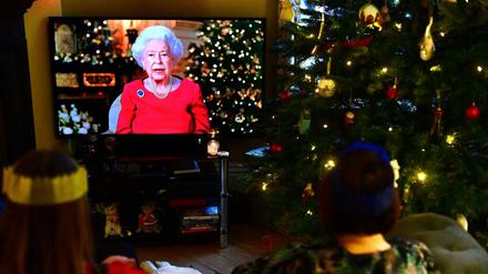 Eine Familie schaut die Weihnachtsansprache der Queen