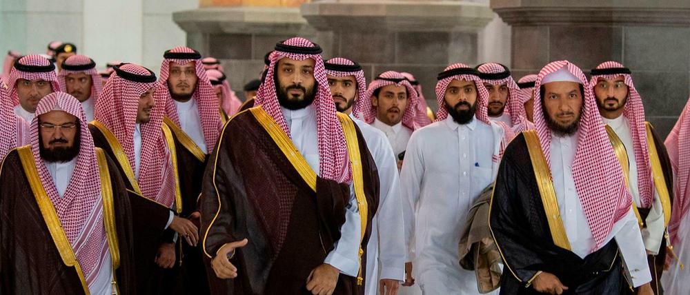 Kronprinz Mohammed bin Salman (Mitte) mit Gefolgsleuten: Männer in Saudi-Arabien können darüber bestimmen, ob ihre Ehefrau verreist.